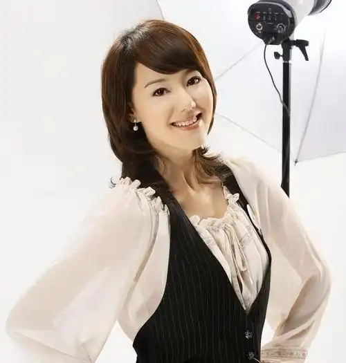 女主持王冠:离开央视4年,曾深陷"桃色绯闻",被父母催婚13年