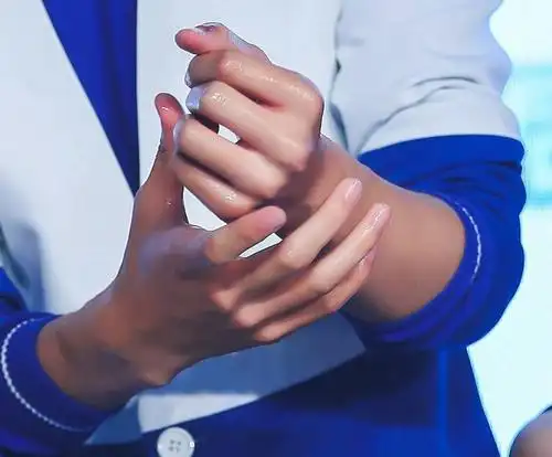 易烊千玺的手可以单独出道了吧手控党的福利啊