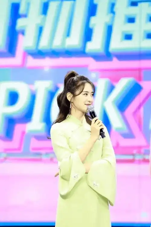 芒果台女主持人刘烨穿旗袍甜美又娇俏俏皮可爱气质淋漓尽致