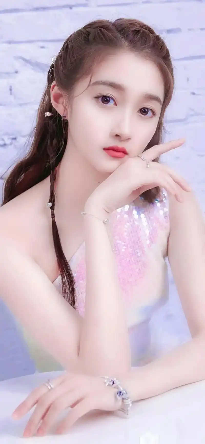 关晓彤,1997年9月17日出生于北京市,中国内地影视女演员 - 抖音