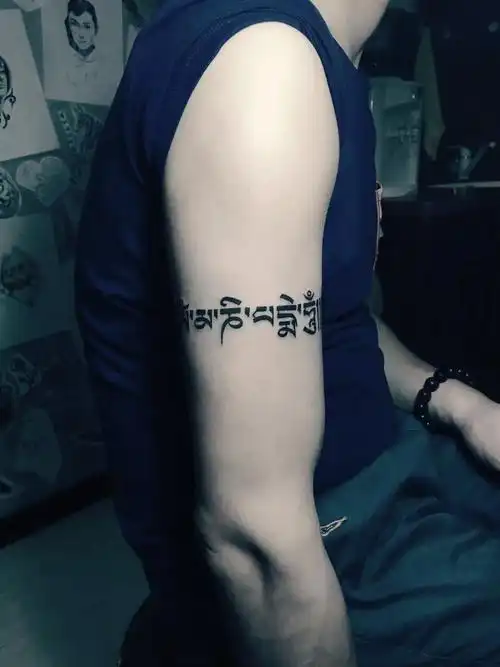 生龙活虎的鲁先生手臂上的环形梵文纹身图案