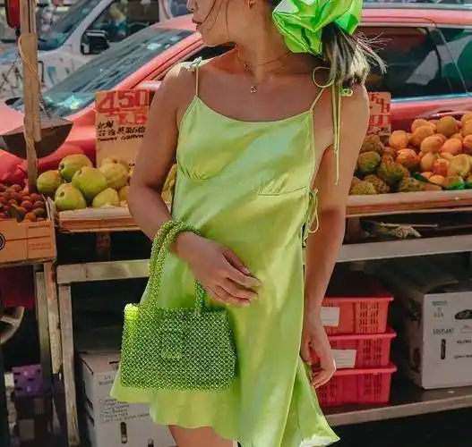 没有吊带裙的夏日不完整,"代言人"钟楚曦这样穿,太显气质_造型_choker