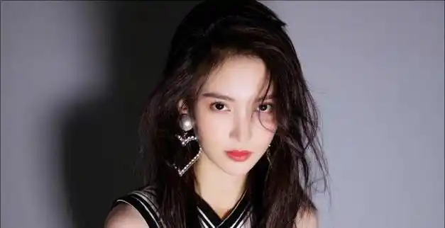 金晨回应恋情传闻与胡夏只是朋友否认暗恋传闻