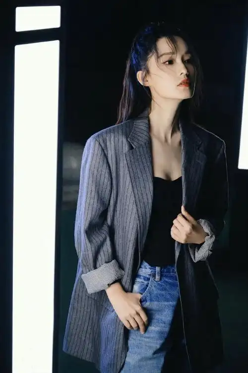 李沁黑长直上班路透##李沁波点黑皮衣造型