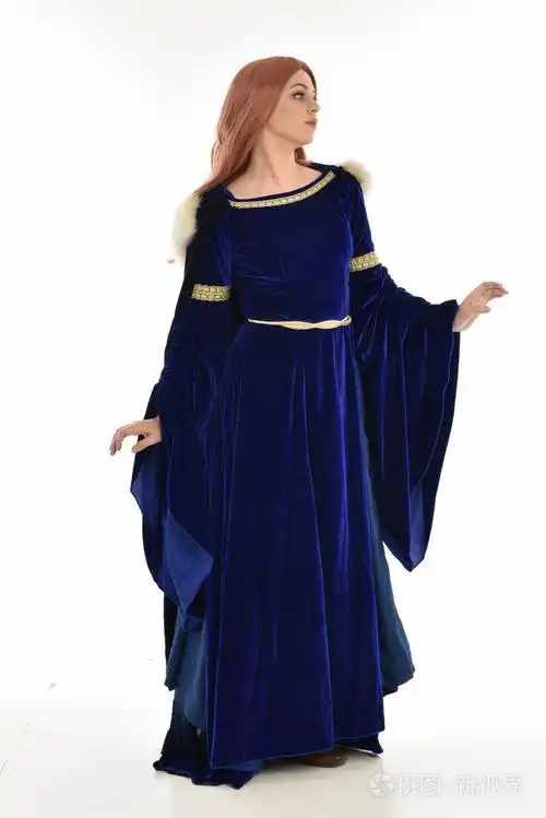 穿着蓝色天鹅绒中世纪长袍和毛皮斗篷的长发妇女的全长肖像.