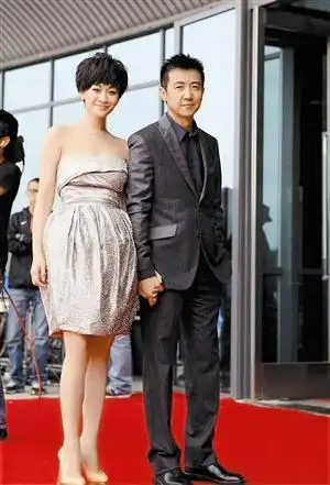 李小冉鄢颇恋情曝光后首次共同亮相 年内举行婚礼