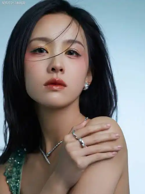 陈都灵碎钻雀鸟写真