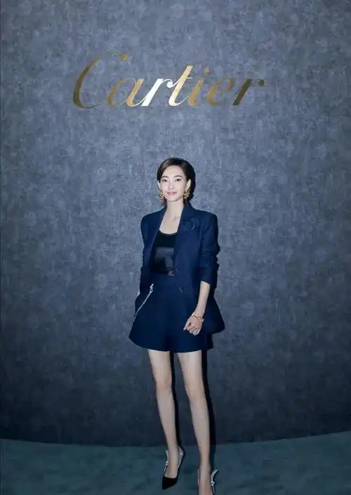 王丽坤成新晋"腿精"!西服配短裙秀美腿,一头短发真御姐