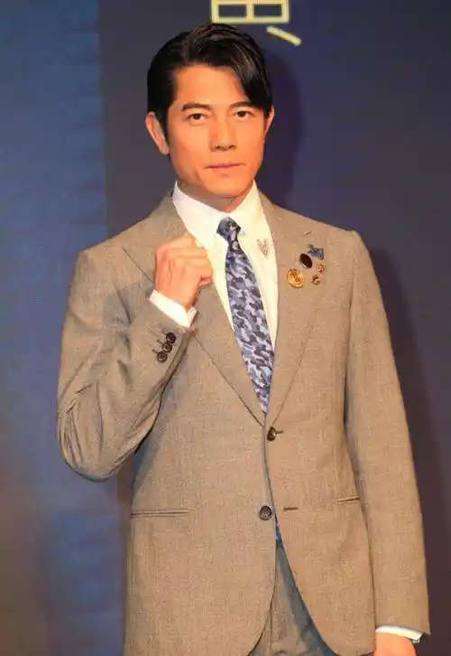 郭富城才是"反油腻"男人:西装笔挺,发型不乱,57岁不输小鲜肉_男士