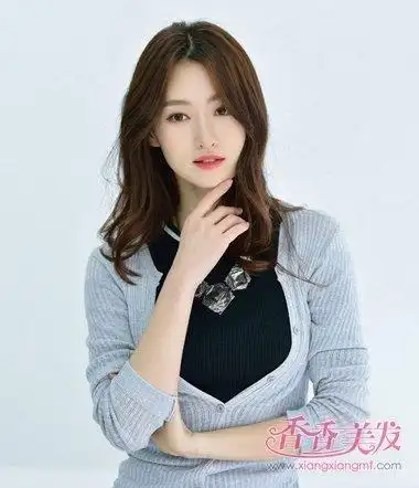 方脸女生中分过肩中长发发型,将额头上的头发分开两边,直接梳好,略偏