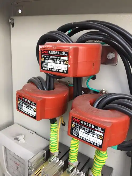 3根相线穿过同一个互感器.