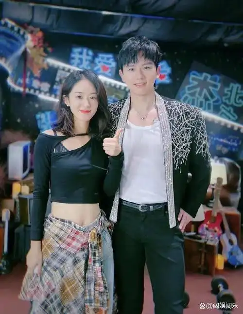 真值!张杰演唱会赵丽颖和"大哥"谢娜亮相,小蛮腰超抢镜