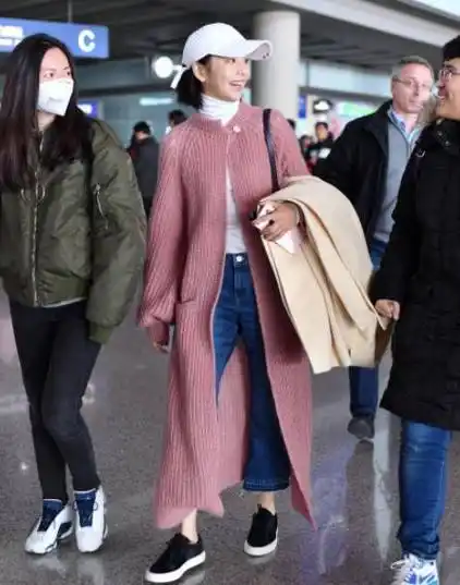 佟丽娅现身机场,网友:一身粉色土爆了!