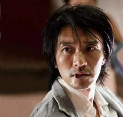 有的其实也是"大烟枪",究竟在娱乐圈里,哪位明星的抽烟剧照最有型呢?