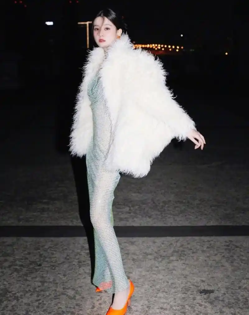 乔欣夜色透视裙凸显性感身材,毛绒披肩贵气十足!#2024我想说