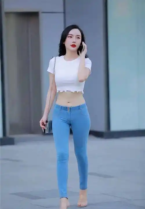 时尚街拍,长腿美女穿紧身牛仔裤_魅力_诱惑_双腿