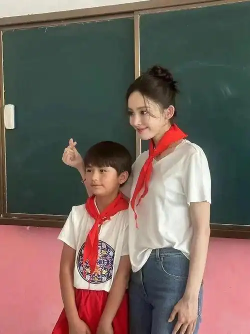 古力娜扎回老家做公益穿金戴银浓妆化身打饭阿姨被指作秀