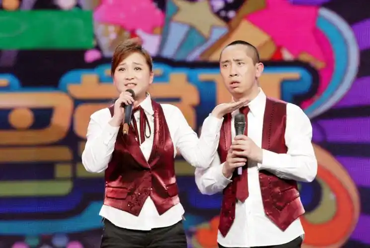 (贾玲与白凯南表演小品《爱拼才会赢》)2008年,贾玲与白凯南搭档,带着