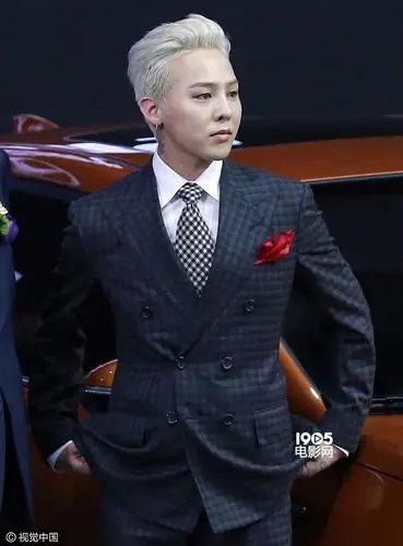 权志龙顶白发亮相车站 登台两分钟闪人粉丝挤爆_明星活动_图集_电影网