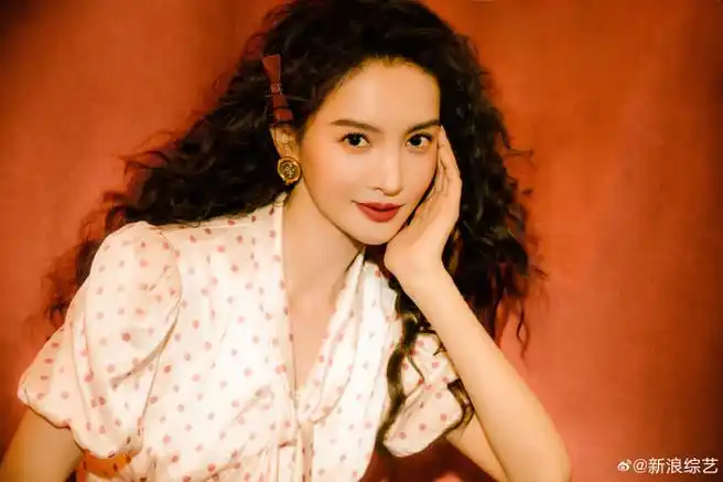 搭配大波浪羊毛卷发型更加吸睛原来金晨过年也烫头,好像小羊肖恩!