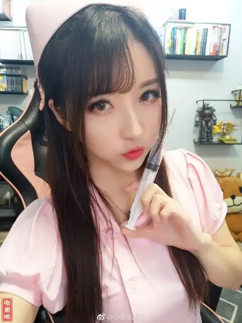 斗鱼二次元主播「小女巫露娜」个人资料,更新大量美照!