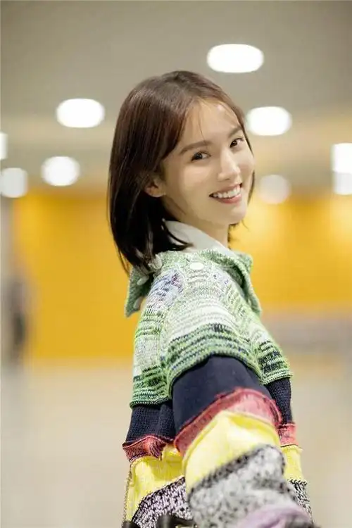 金晨回应与胡夏恋情开直播否认暗恋传闻引发网友猜测