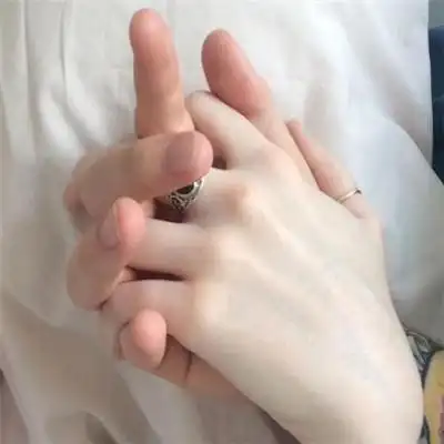 情侣车上牵手图片,手握手开车的情侣图片这就