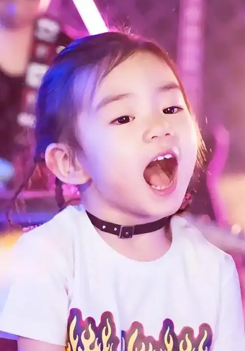 lucky,戚薇的女儿,最近在妈妈的演唱会上露面,引发了一些争议.