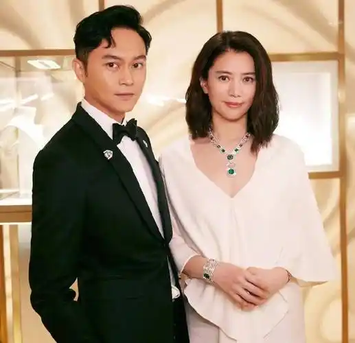 笑死!张智霖开500万跑车现身街头,打不开车盖找老婆帮忙