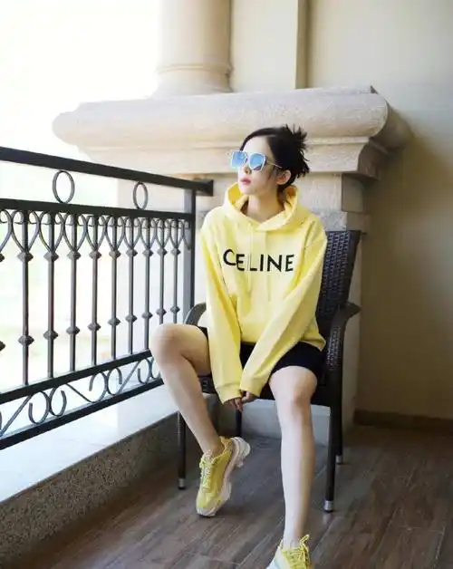 古力娜扎的早秋时髦穿搭,连帽卫衣配单车裤帅气,短裤配长袜好潮_时尚