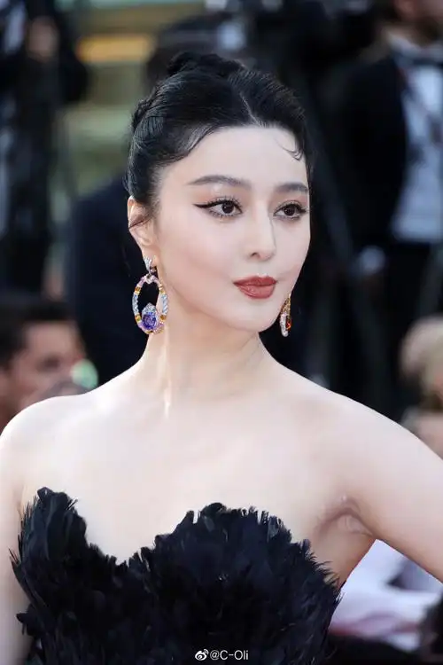 今夜的范冰冰超话身着georges hobeika 2023春夏高定系列渐变羽毛抹胸