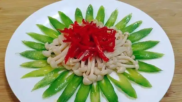 3,摆盘的时候先摆白玉菇再