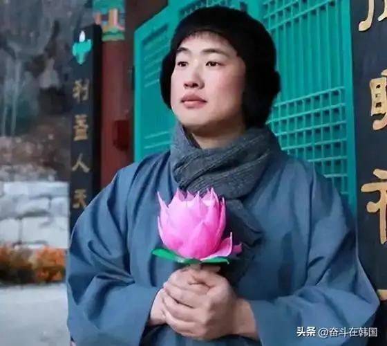 推特上部分韩国网友讨论起了在中国非常流行的正峰欧巴手捧莲花表情包