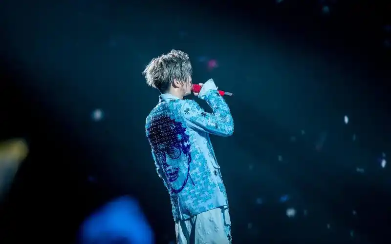 薛之谦最新演唱会高清图片桌面壁纸