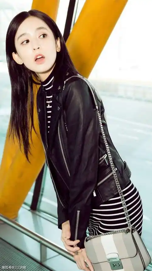 可爱清纯古力娜扎简约穿搭机场随拍the row运动鞋