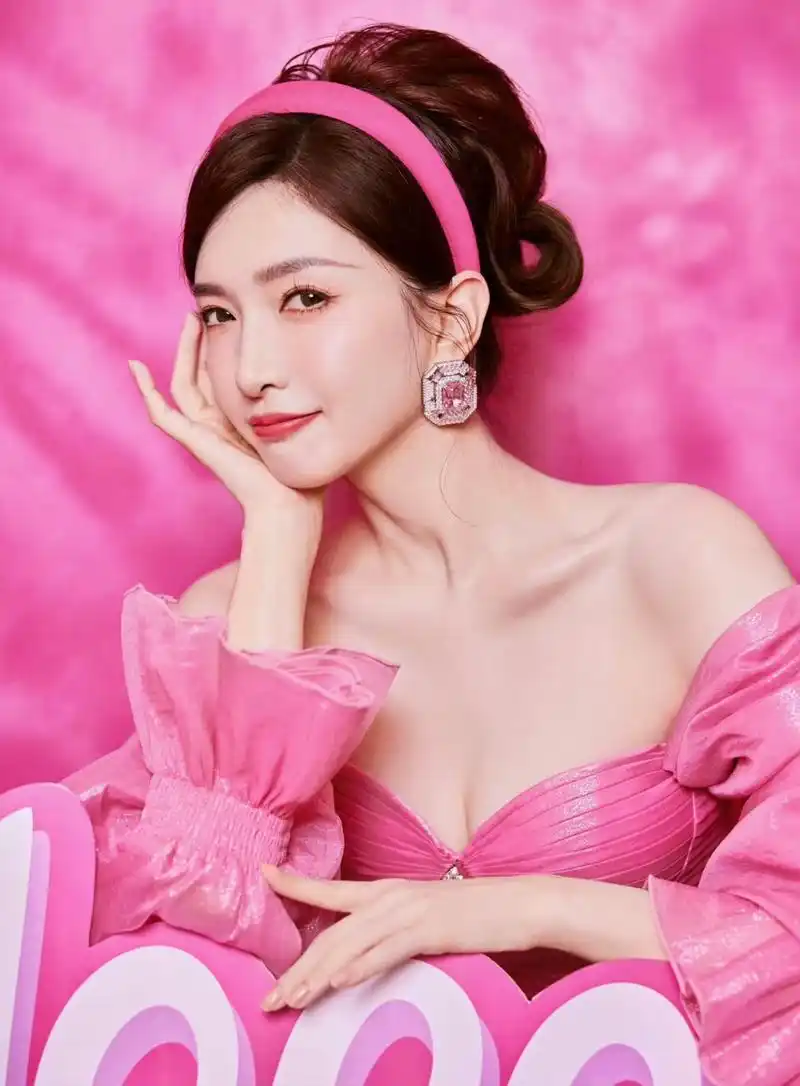 江疏影身穿粉色蕾丝连衣裙,粉色羽毛项链和粉色高跟鞋,像是从梦幻世界