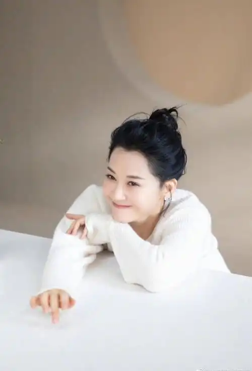 许晴春日随拍笑容灿烂温柔迷人