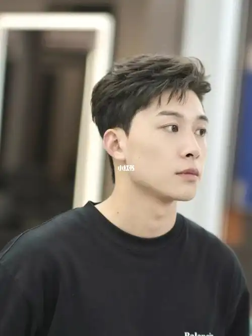 夏桐整个造型纹理方向轻轻的向后走,侧面和后面头发服帖烫,看起来枕骨