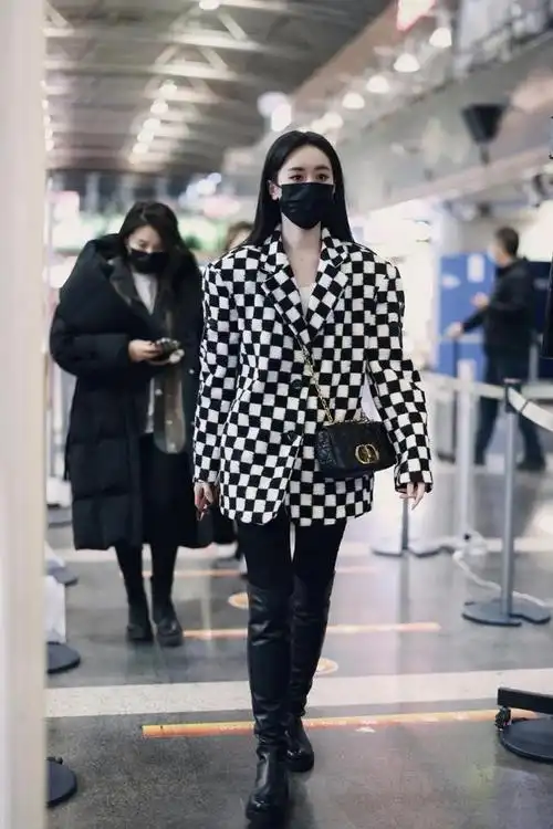 袁冰妍最新机场穿搭,黑白棋盘格西装配高筒靴,潇洒酷飒御姐风|内搭