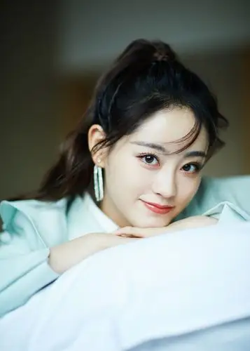 祝绪丹一身浅豆沙绿套装搭配清爽马尾阳光又俏皮甜美极了