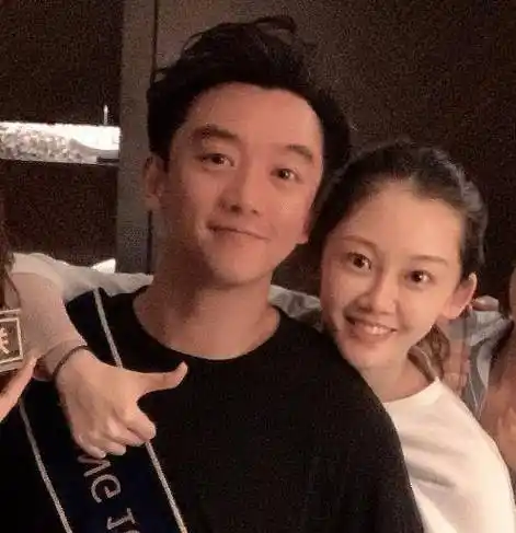 原创郑恺夫妇同框苗苗哺乳期变苹果型身材两口子打扮不像一个季节