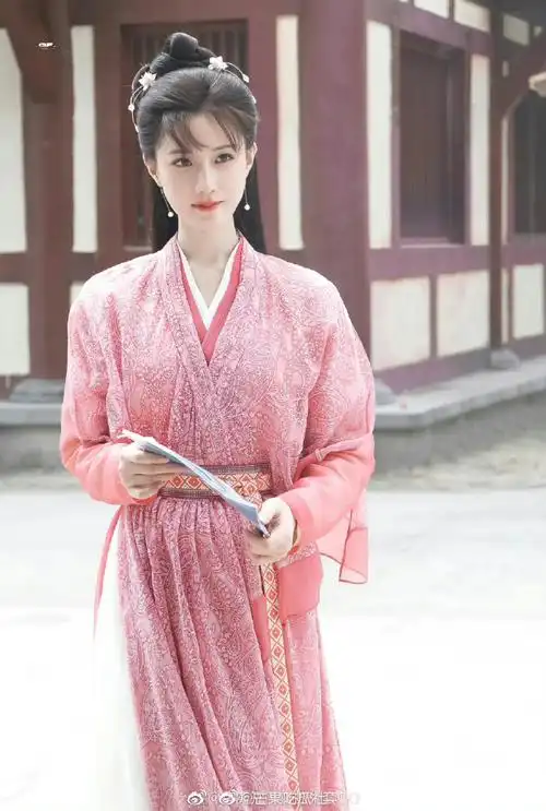 陈意涵莲花楼红衣造型饭拍图#陈意涵出演的电视剧《莲花楼》红衣造型