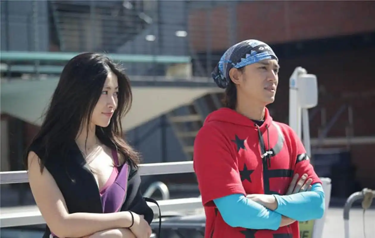 不仅把脚放在朱珠的腿上,还坐朱珠身上,引发了网友的热议,对于陈楚河