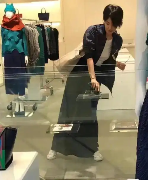 路人拍的王菲50岁不装嫩光靠打扮就像个小女生穿长裙搭帆布鞋