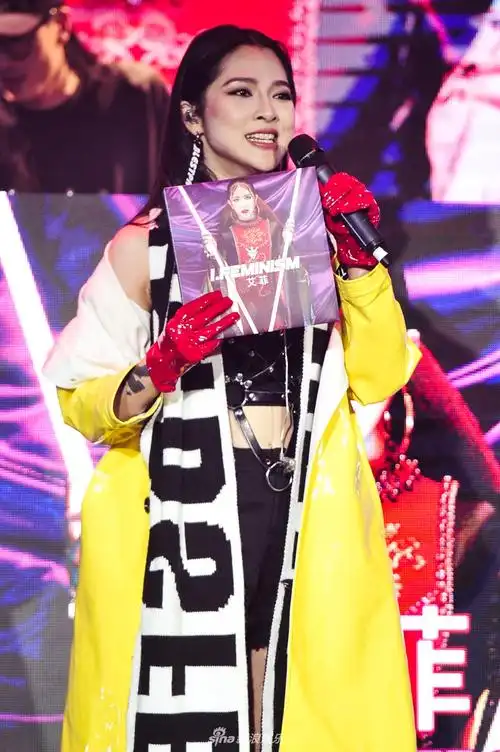 组图艾菲新歌首唱现场落泪李斯丹妮惊喜助阵