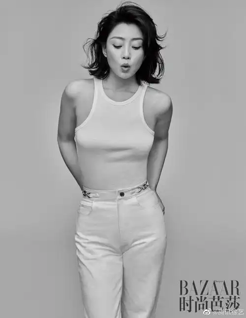 时尚芭莎大片曝光镂空花朵针织衫与鲜花相互映衬