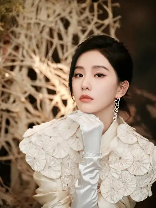 刘诗诗超话莹莹花漾,似梦如真,点缀如明珠般璀璨耀眼的优雅.