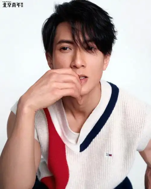 42岁吴尊黑白锋芒力感大片释出手臂线条结实硬朗荷尔蒙炸裂