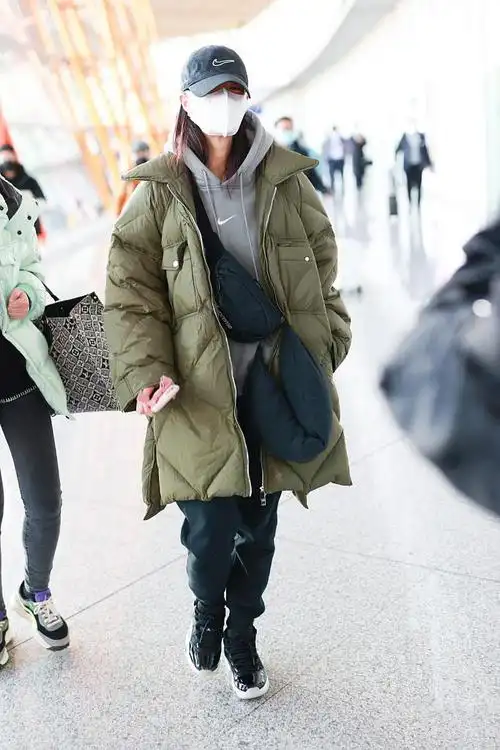 钟楚曦羽绒服卫衣随性精致机场照图片[5/5]_明星_美桌网