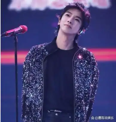 有一次,在华晨宇的演唱会上,台下的粉丝沸腾不已,冲着他大喊:华语乐坛